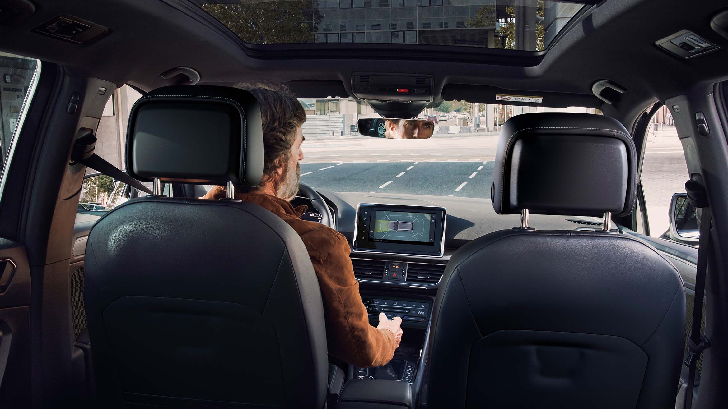 Hombre conduciendo el nuevo SEAT Tarraco XPERIENCE