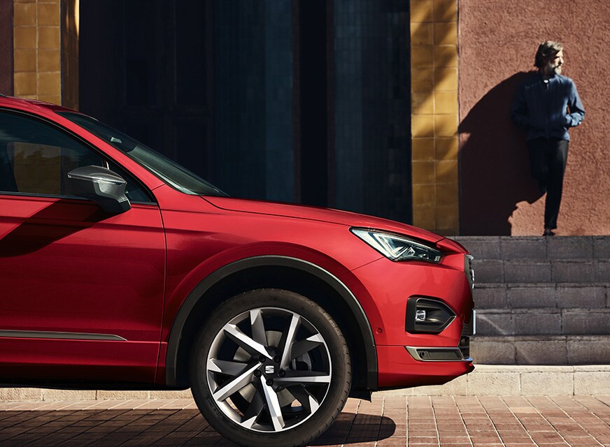 Mitad delantera del SEAT Tarraco rojo con llantas de aleación