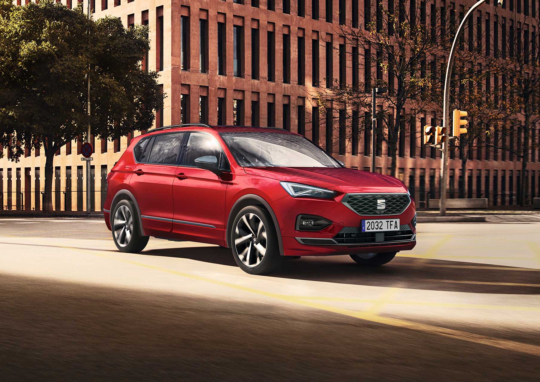 SEAT Tarraco rojo con llantas de aleación circulando