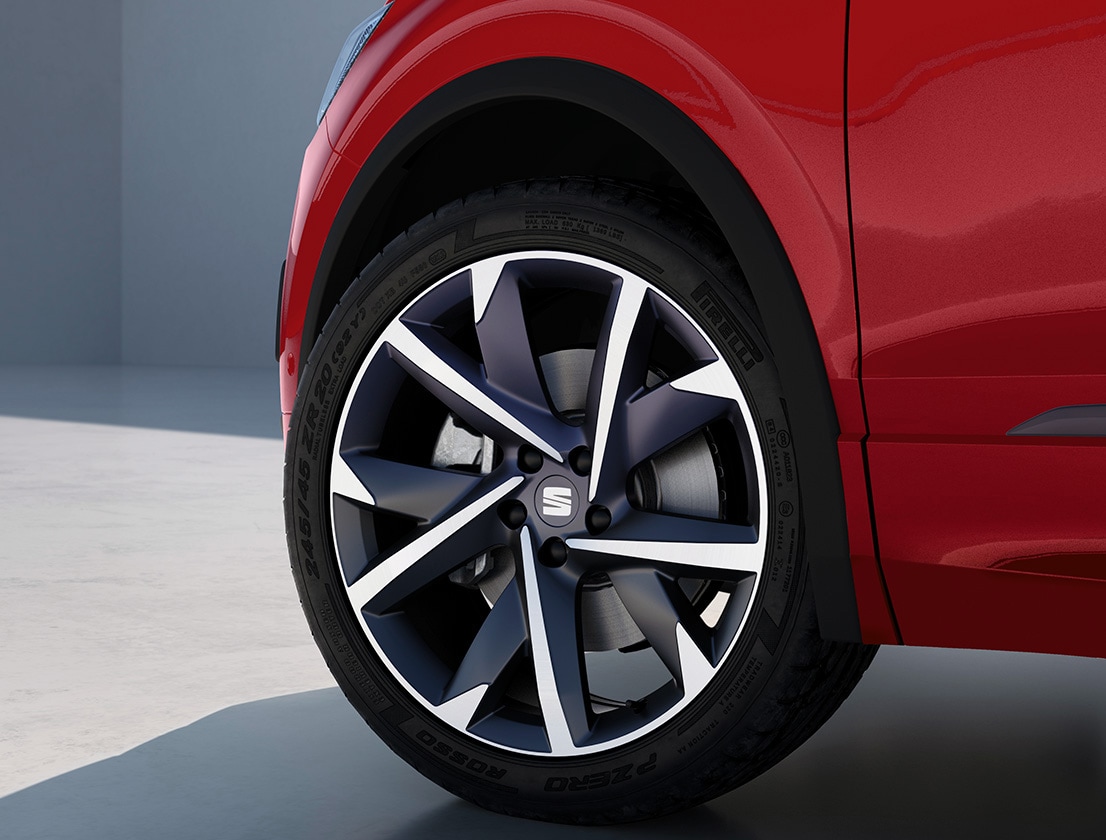 SEAT Tarraco FR rojo con llantas de aleación de 20" en gris Cosmo  