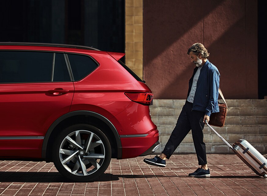 Detalles del maletero del SEAT Tarraco con llantas de aleación