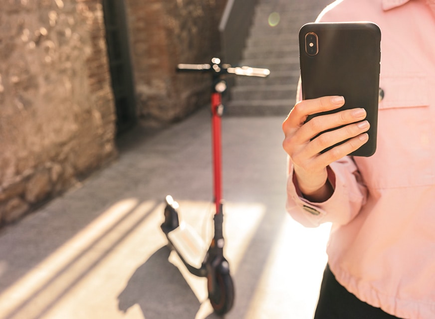 persona conectando su patinete eléctrico SEAT MÓ 25 a la app de su smartphone