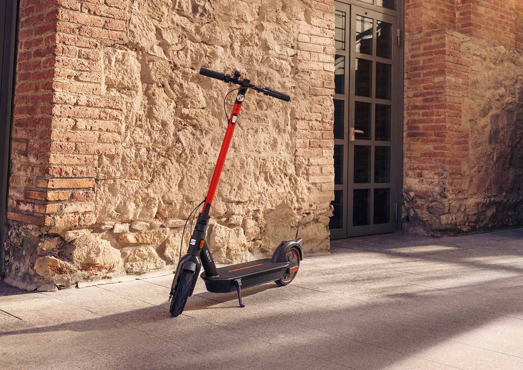 Patinete eléctrico SEAT MÓ 65 aparcado en la carretera