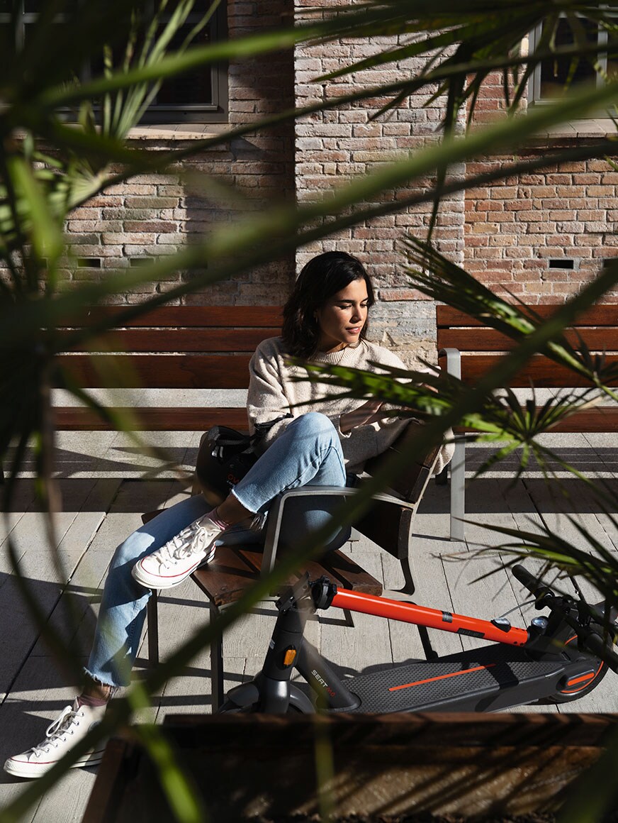 Patinete eléctrico SEAT MÓ 65 con diseño plegable para facilitar el transporte
