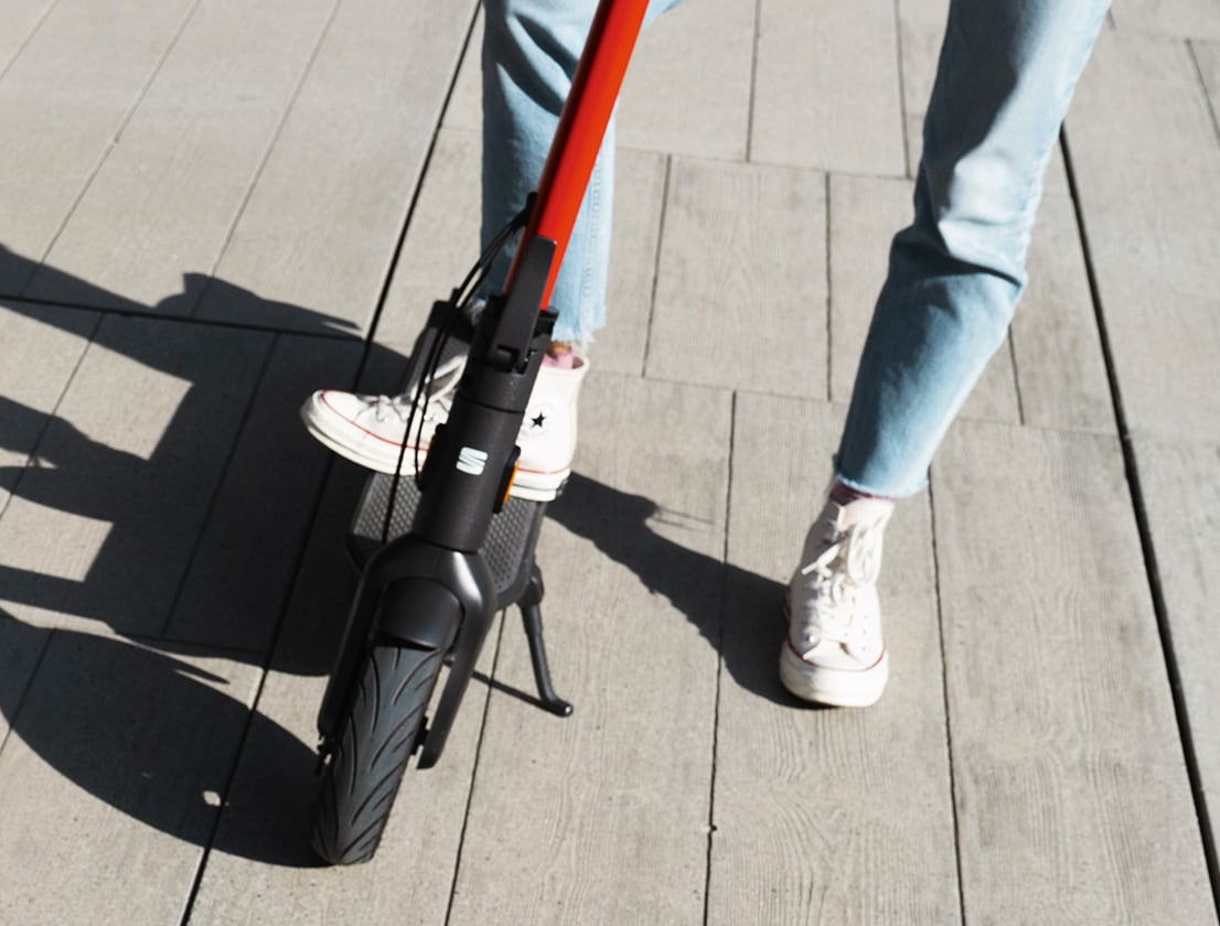 Patinete eléctrico SEAT MÓ 65 con doble sistema de frenado