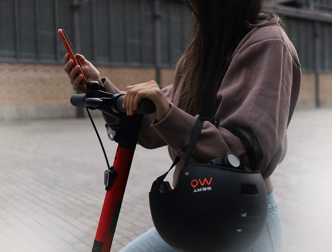 Vista 2 del casco SEAT MÓ safety gear cosmo TF con bluetooth y luces de freno 