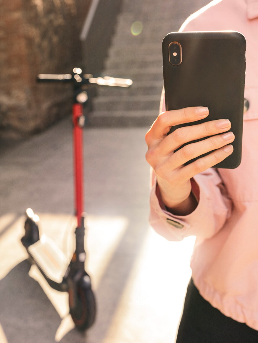 persona conectando su patinete eléctrico SEAT MÓ 25 a la app para smartphone