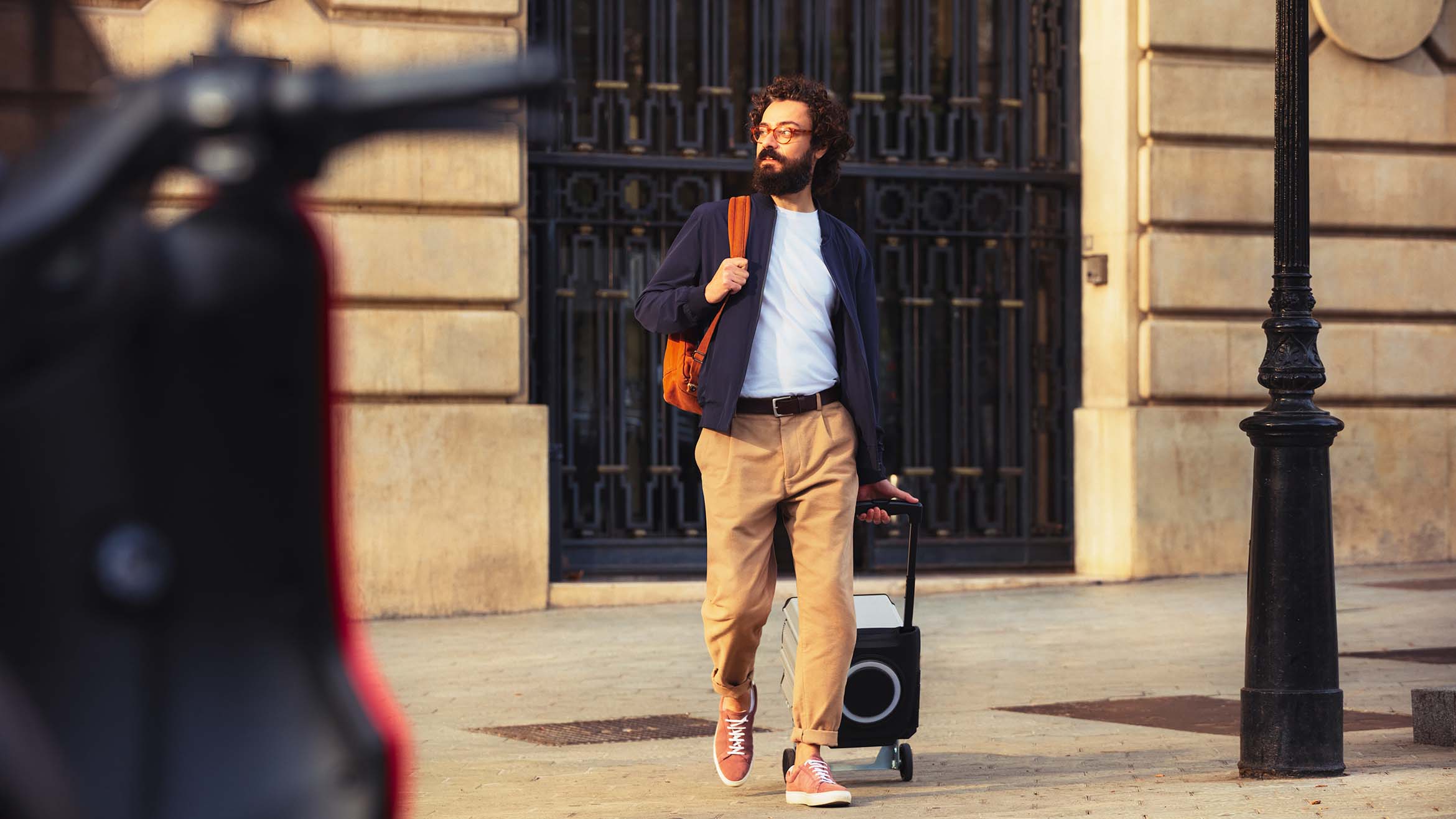 persona andando hacia su SEAT MÓ 125 eléctrico aparcada en la ciudad
