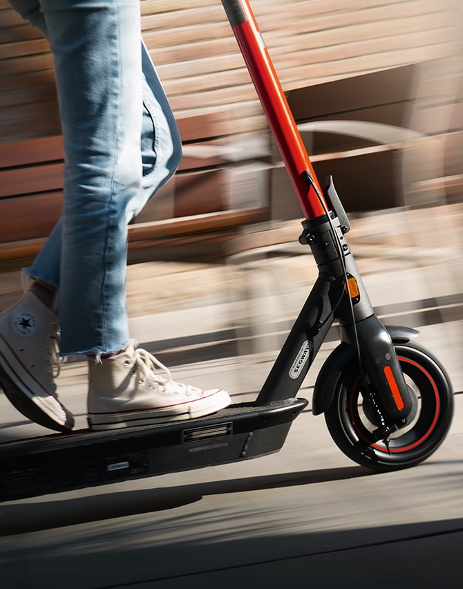 persona conduciendo su scooter SEAT MÓ 125 por la ciudad 
