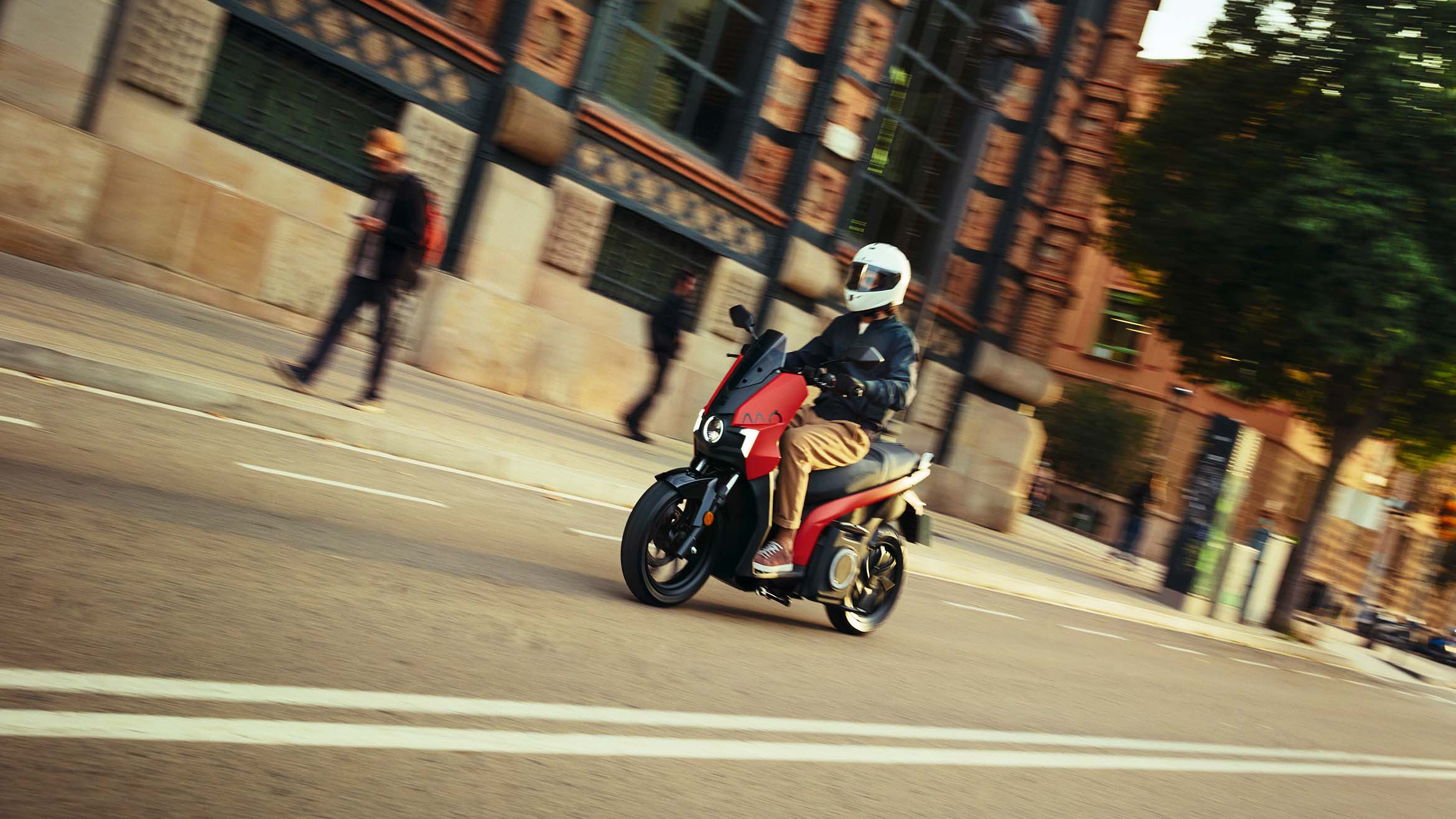 persona con casco conduciendo la SEAT MÓ 125 eléctrico por la ciudad