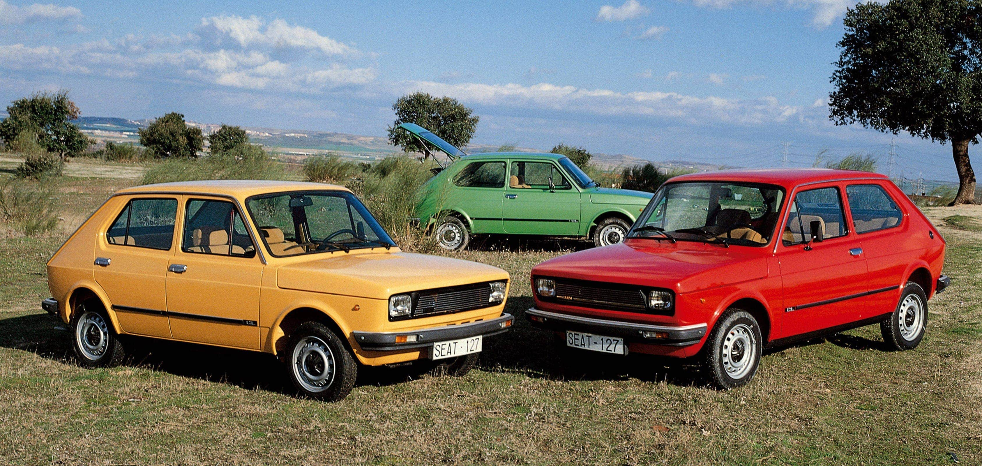 Coches SEAT 127 de 1970 en el campo en varios colores