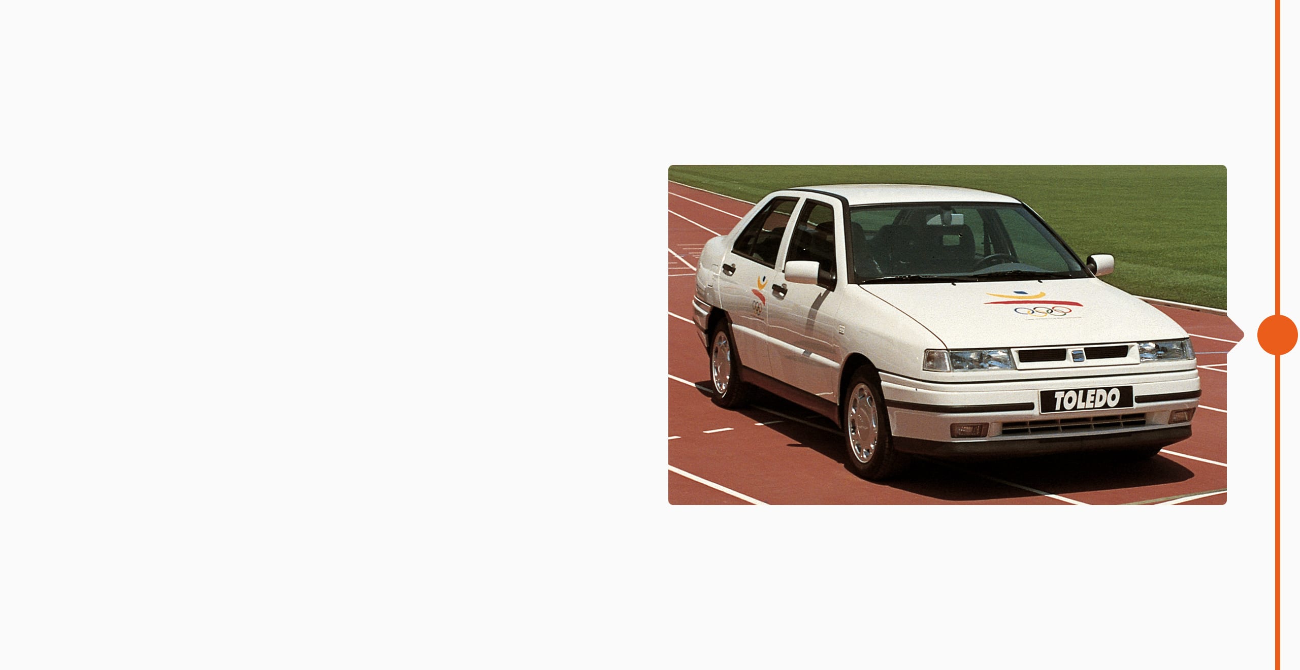 Vista frontal lateral del SEAT Toledo, coche oficial de los Juegos Olímpicos de 1992, en la pista de atletismo