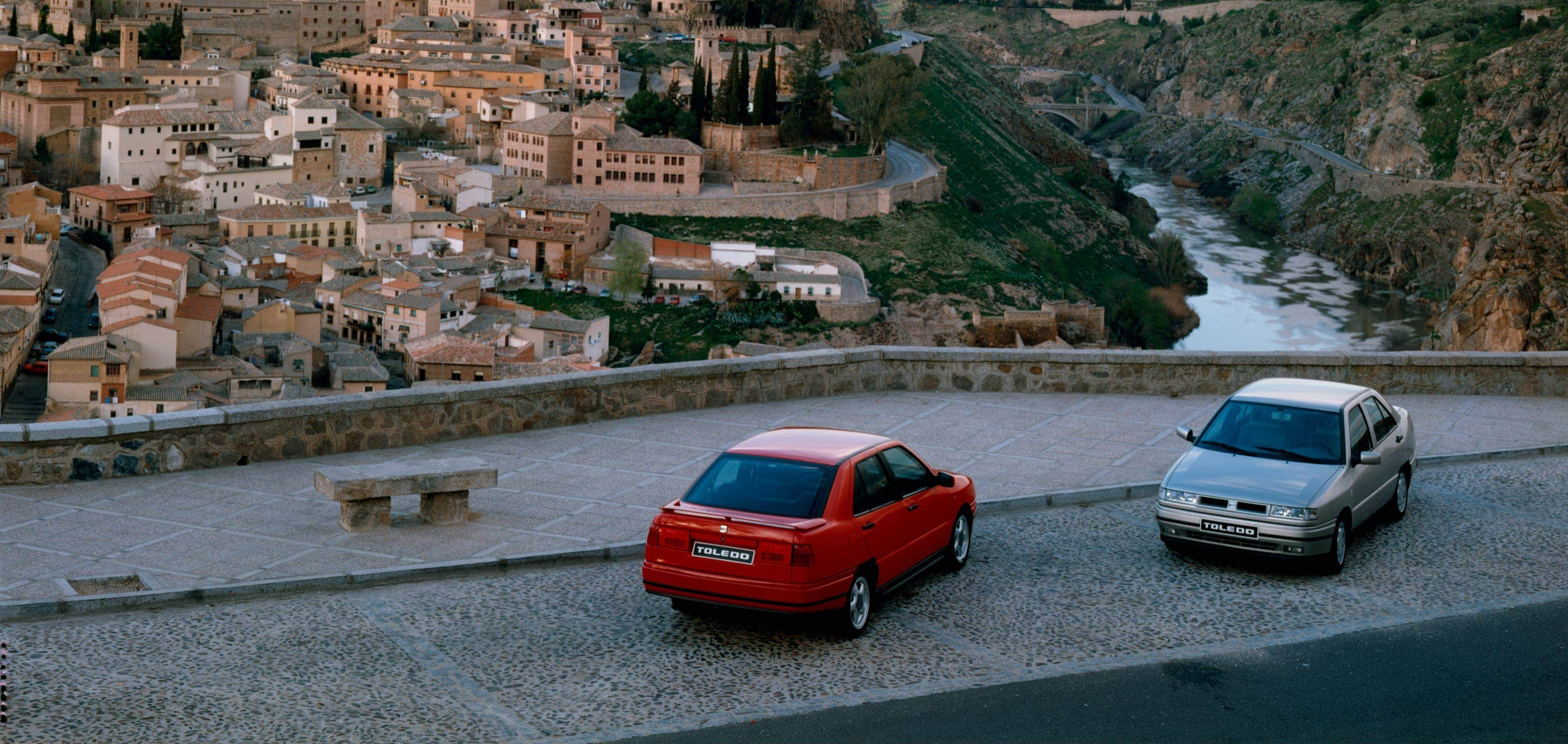 Vista superior del SEAT Toledo de los años 90 en rojo y plata en la ciudad de Toledo