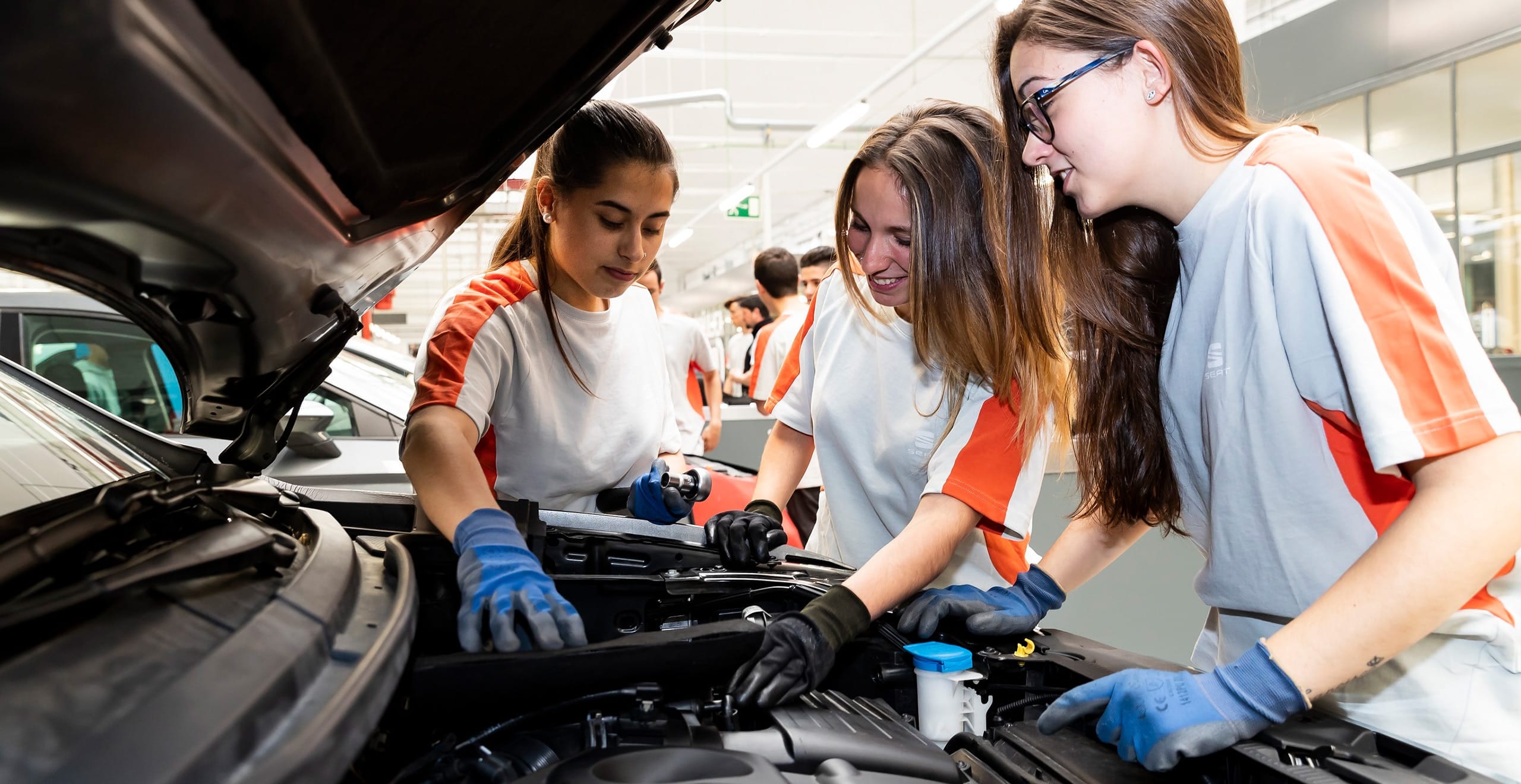 La Escuela de Aprendices de SEAT haciendo actividades prácticas