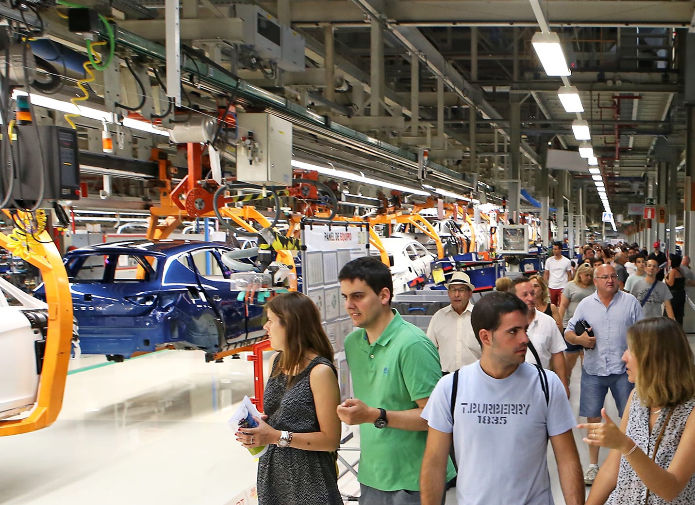 Grupo de visitantes de la fábrica de SEAT