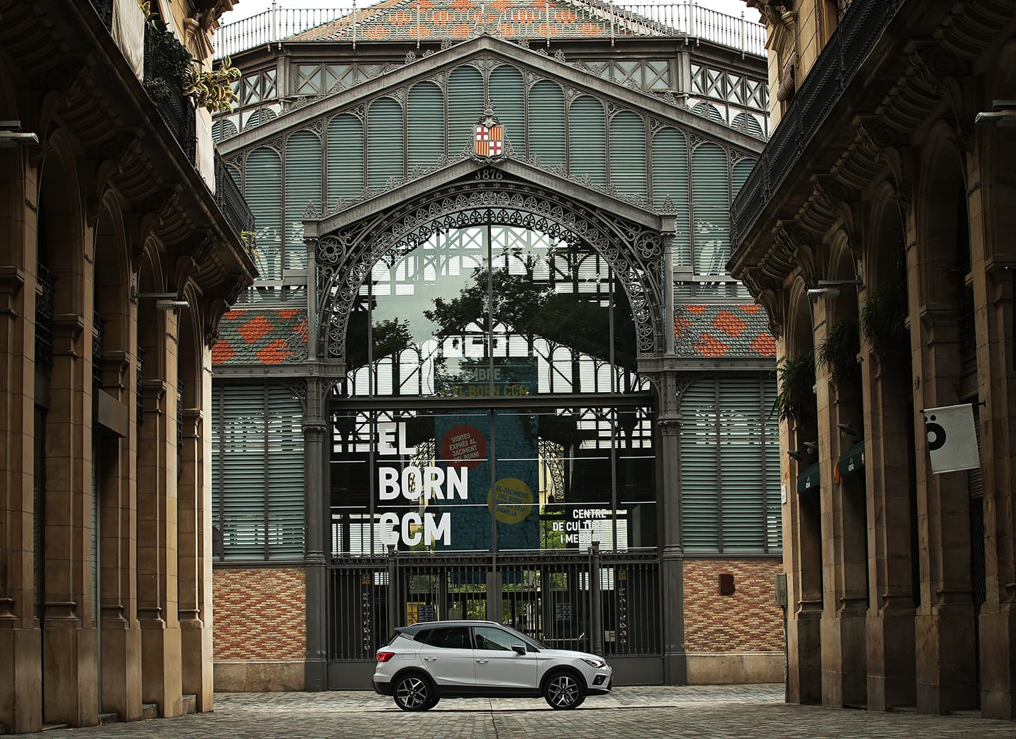 SEAT Arona delante de El Born Centro Cultural en Barcelona