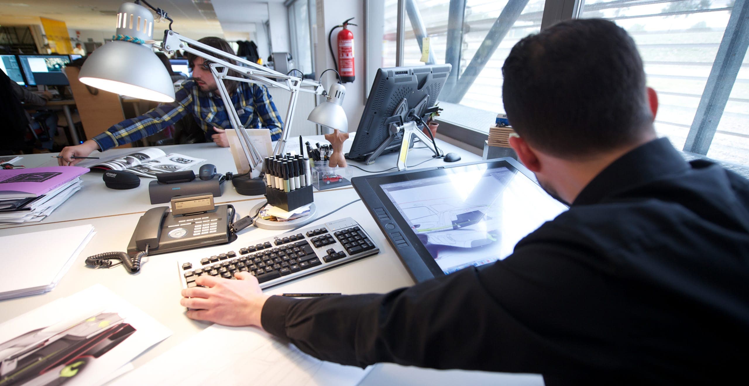 Hombre trabajando en las oficinas de SEAT