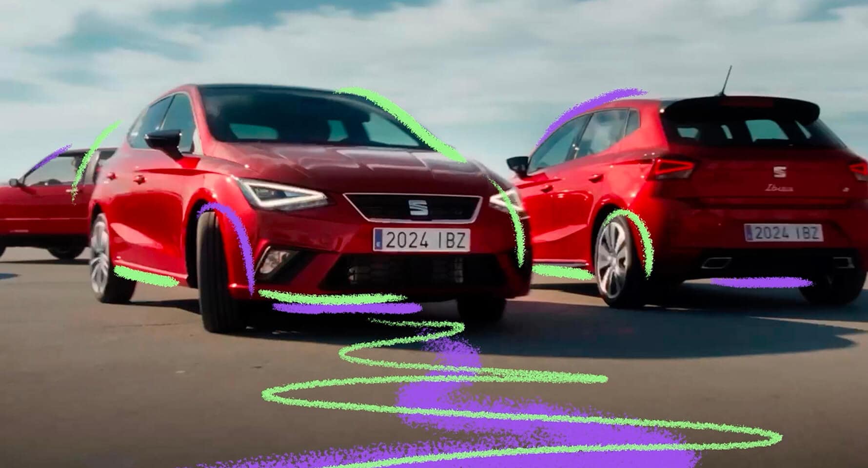 Ibizas rojos aparcados mostrados en vista delantera y trasera, en las calles, remarcados en verde y morado
