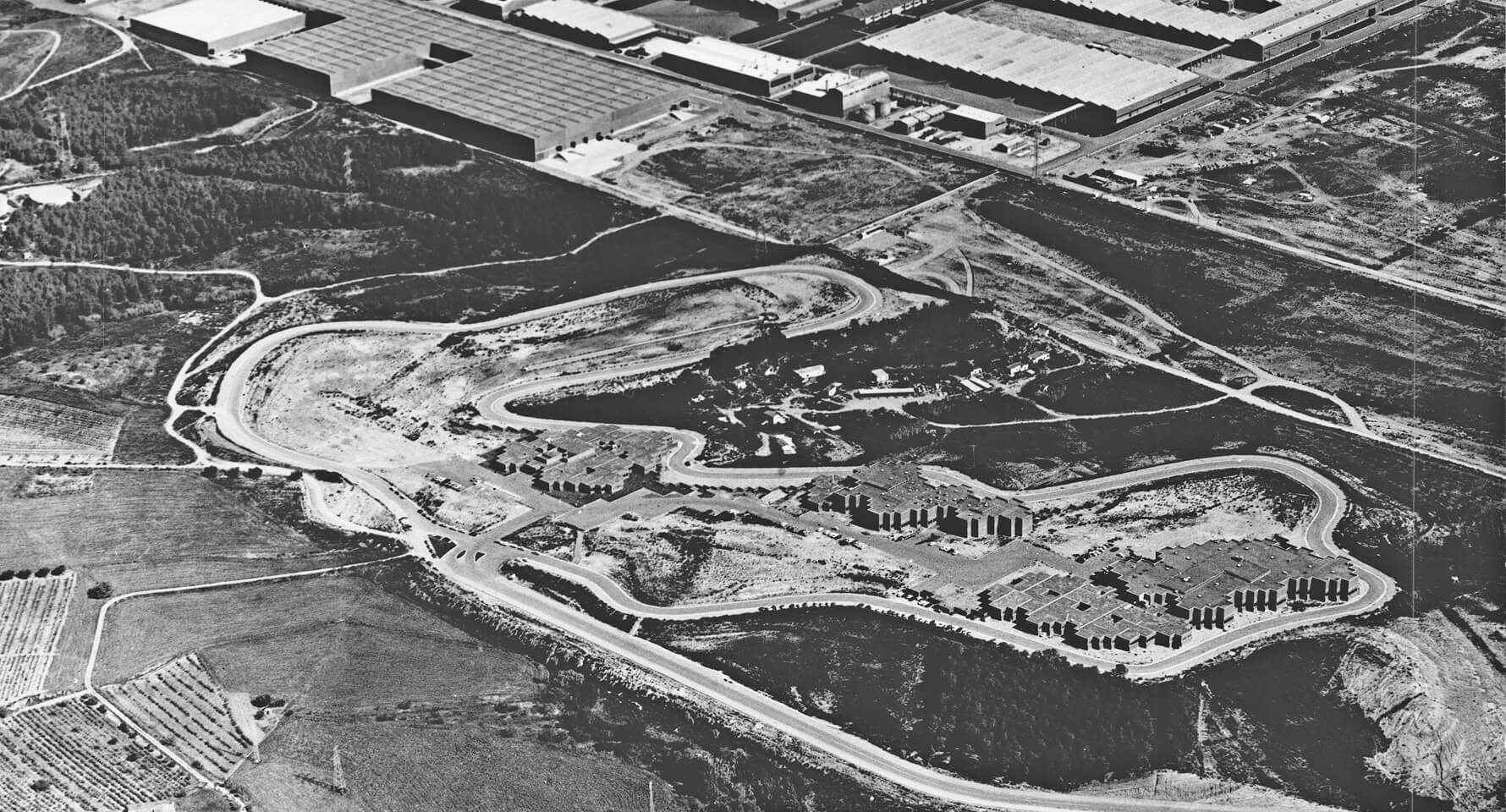Vista aérea histórica de la fábrica de SEAT y su pista de pruebas