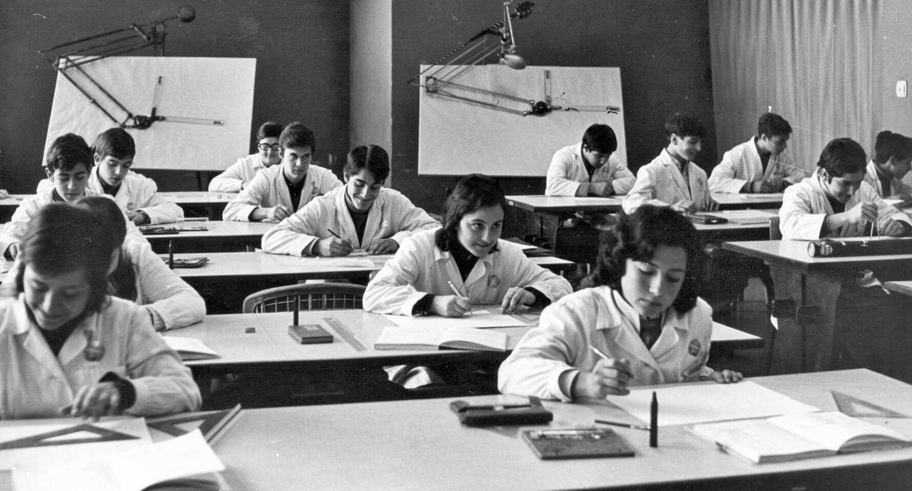 Diseñadores de SEAT en un aula, con bata blanca