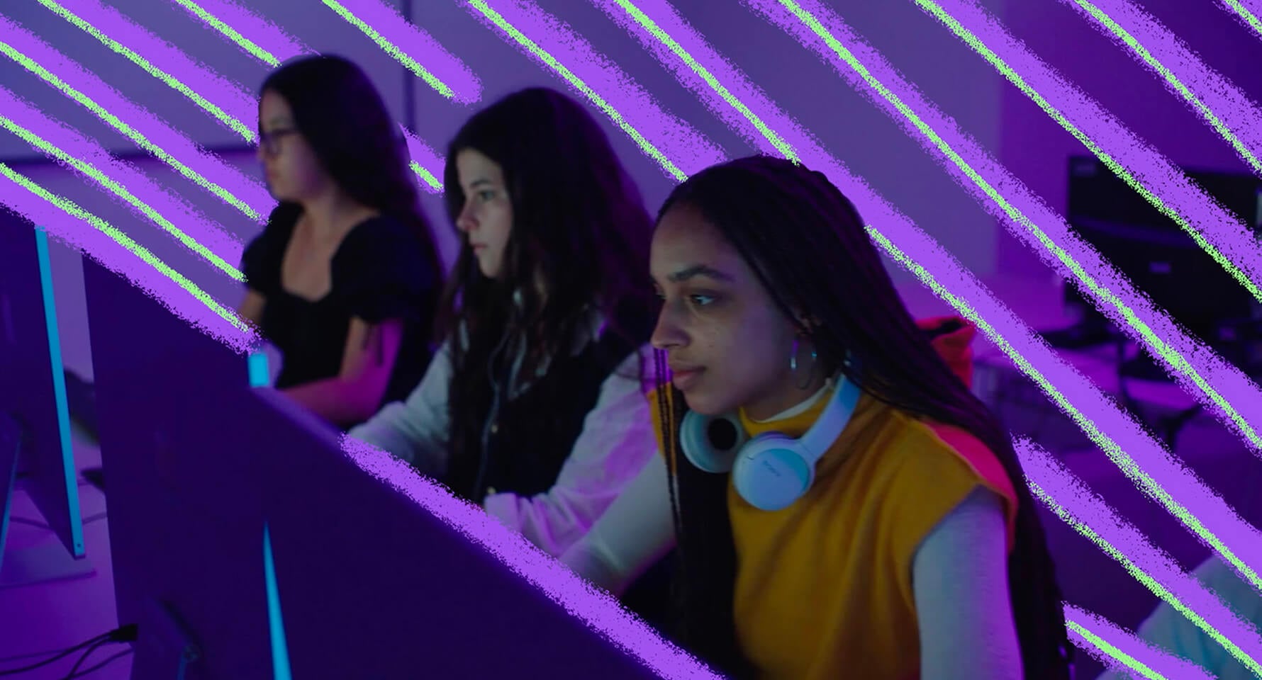 Tres diseñadoras de SEAT mirando sus ordenadores remarcadas con líneas moradas y verdes.