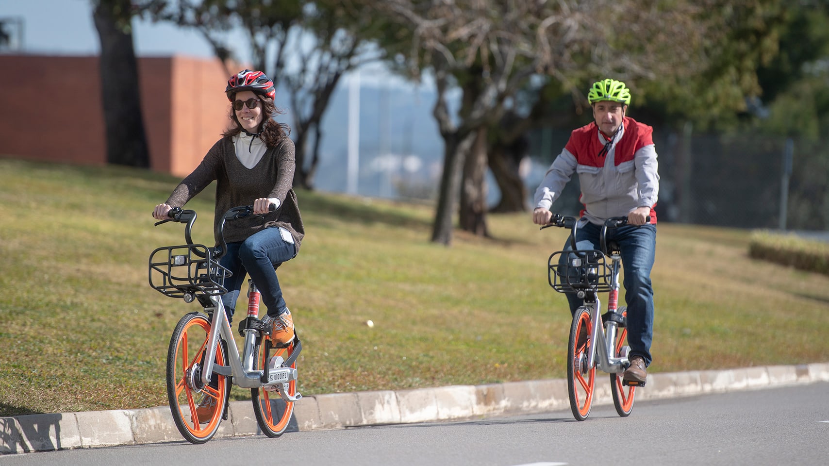 Male and female SEAT employees cycling in Martorell with SEATBike by Mobike