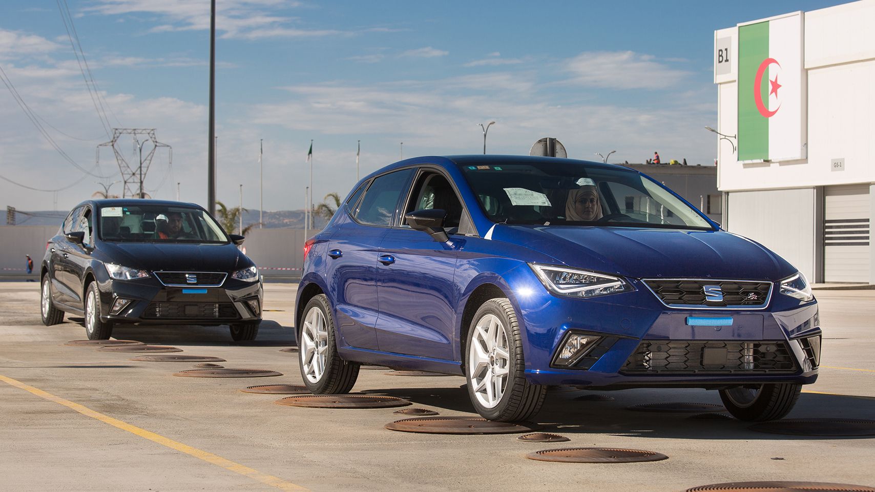 SEAT León vista delantera Azul mystery