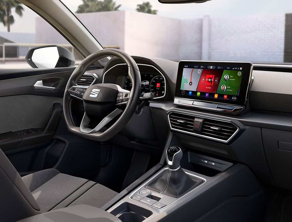 SEAT León vista interior del volante y la pantalla de Infotainment 