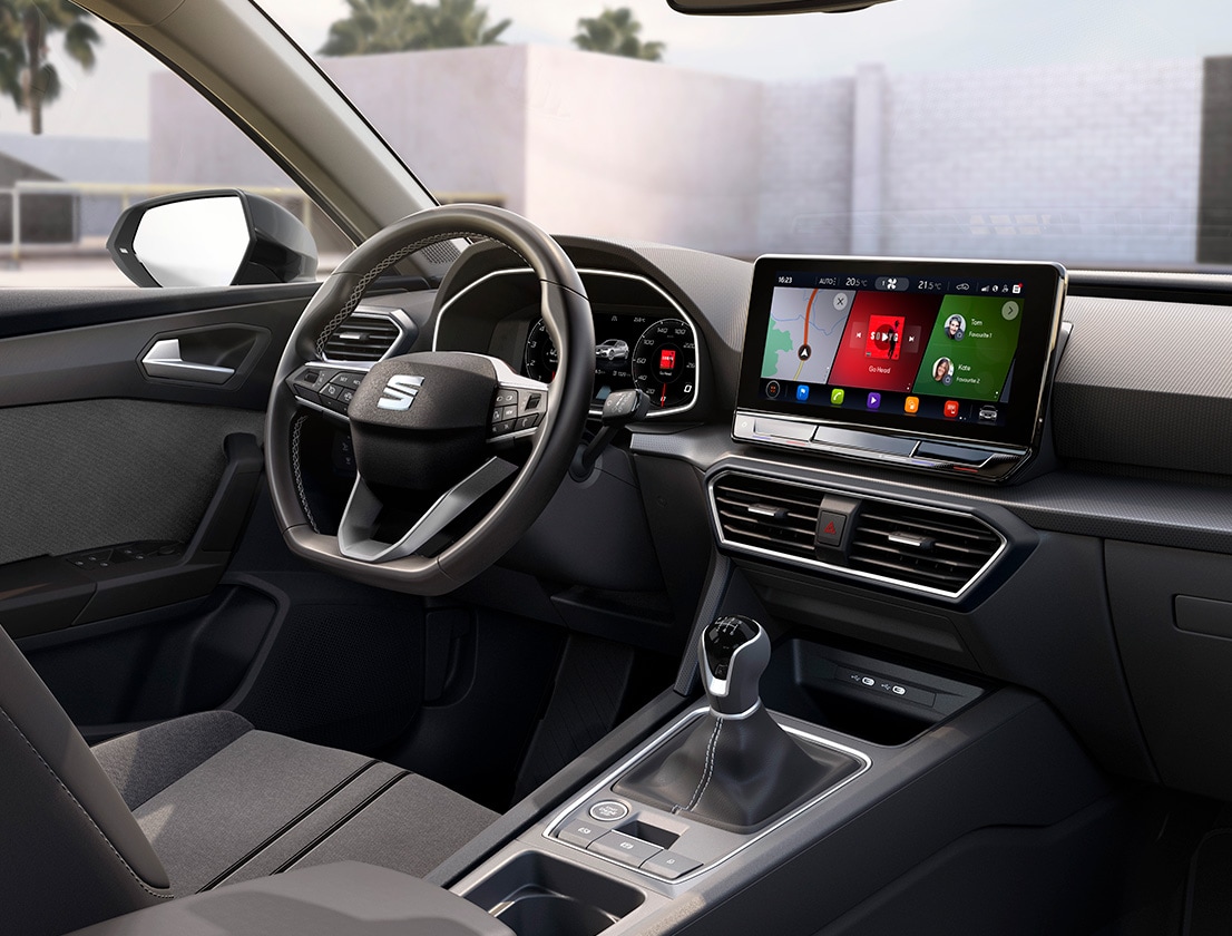 SEAT León vista interior del volante y la pantalla de Infotainment 