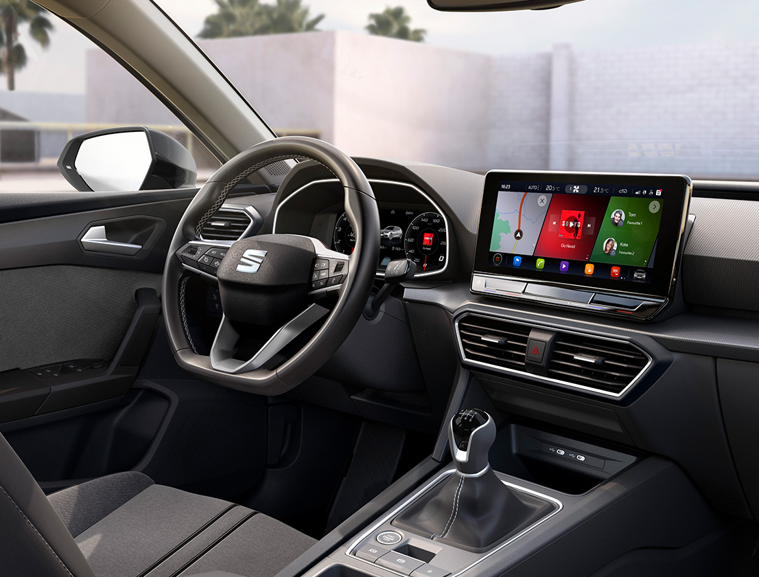 SEAT León vista interior del volante y la pantalla de Infotainment