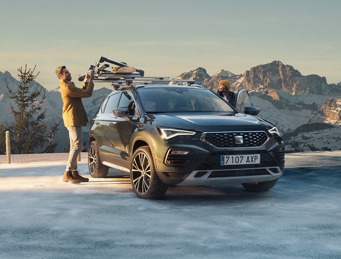 hombre-de-pie-junto-al-seat-ateca-con-un-accesorio-de-portaesquís