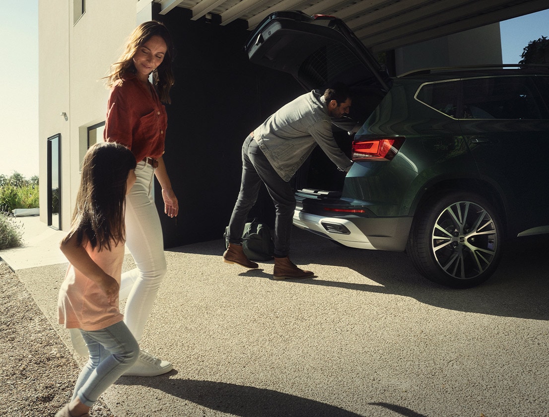 familia-disfrutando-junto-al-seat-ateca-color-dark-camouflage-maletero