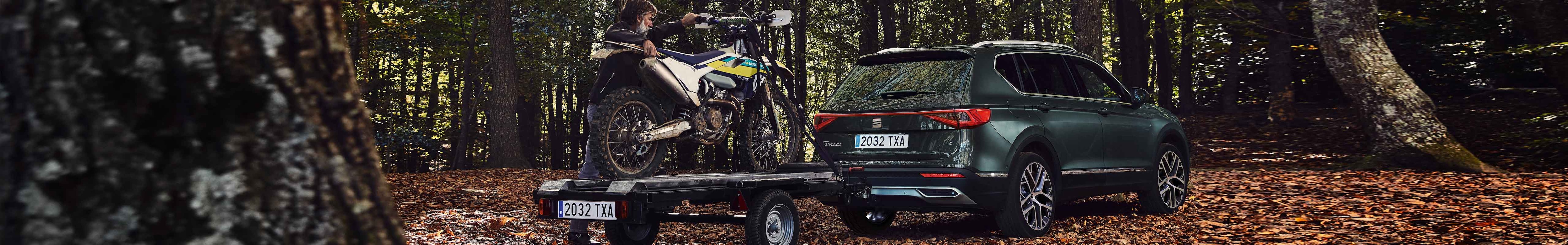 El SUV SEAT Ateca conduciendo por montañas nevadas – Accesorios SEAT