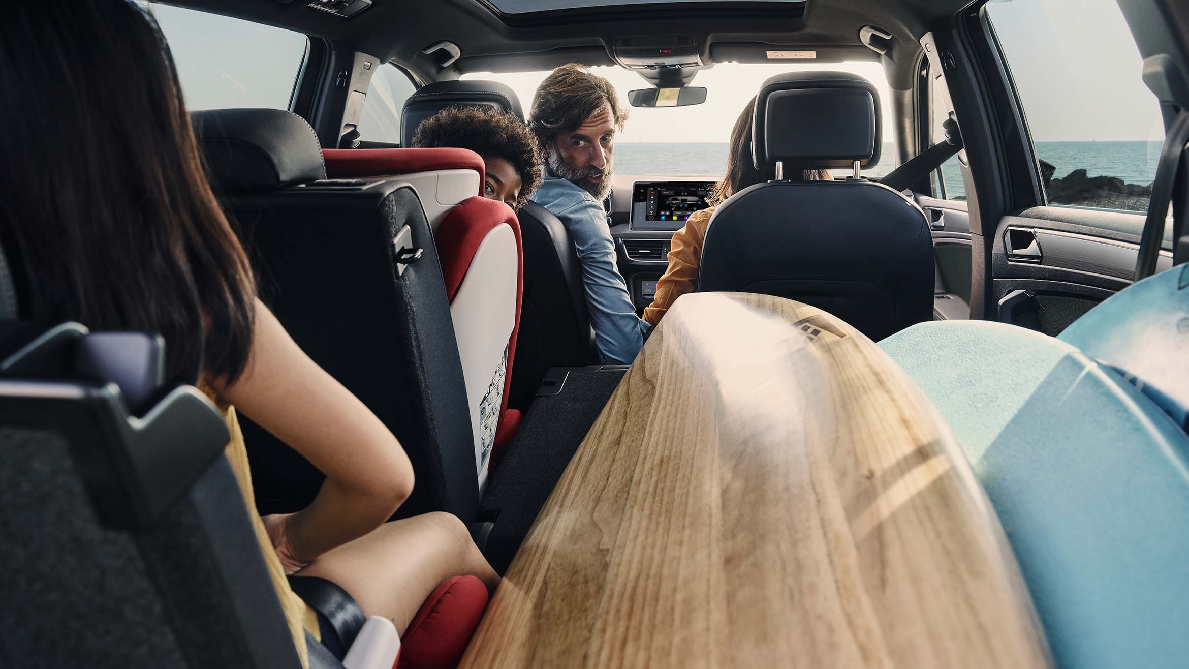 El nuevo SEAT Tarraco XPERIENCE con una familia dentro del coche
