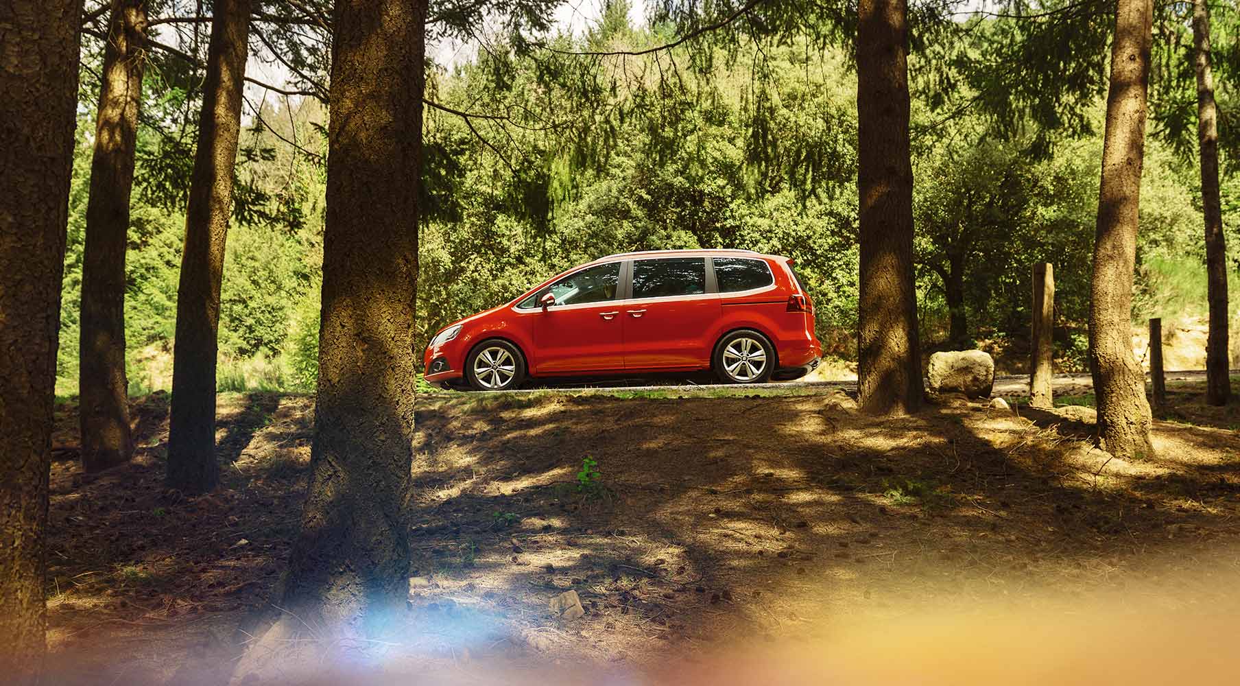 SEAT Alhambra en una escena rural con una familia jugando